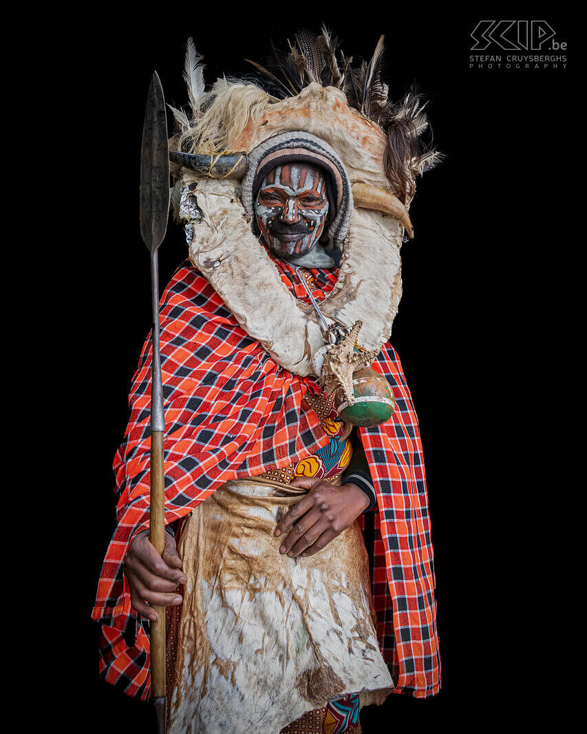 Kikuyu krijger In Kenia leven alleen nog mensen van de Maasai, Samburu, Turkana en El Mole stammen vrij traditioneel. De Kikuyu of Gikuyu zijn de grootste etnische groep in Kenia en ze dragen hun traditionele kledij en lichaamschilderingen enkel bij speciale ceremonies. Aan de Thomsons Falls zijn er echter een aantal Kikuyu mensen die voor de toeristen poseren in hun traditionele klederdracht. Stefan Cruysberghs